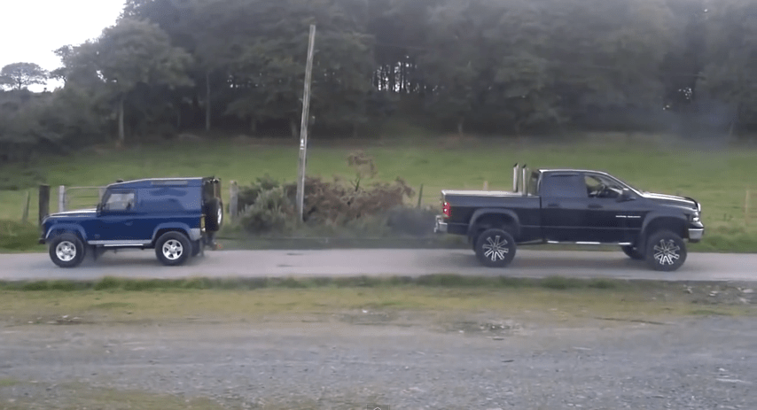 Cabo de guerra | Dodge Ram vs Land Rover, quem leva essa?