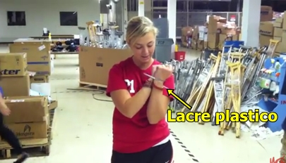 Garota ensina técnica incrível para estourar lacres plásticos das mãos