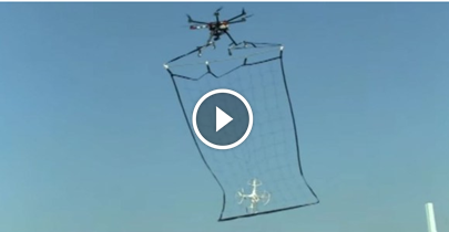 Você sabe que o futuro chegou quando um drone policial captura um drone espião em pleno voo 
