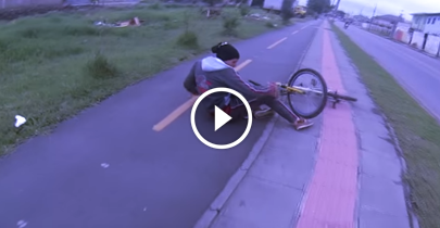 Veja a sacanagem que esse motoqueiro fídequenga fez com o ciclista
