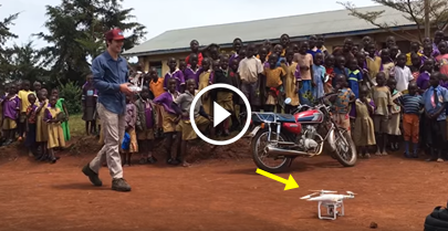 O dia em que crianças africanas viram um drone pela primeira vez!