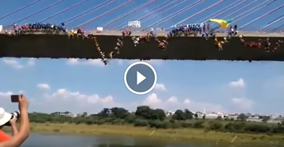 150 Pessoas pulando da ponte ao mesmo tempo em Hortolândia