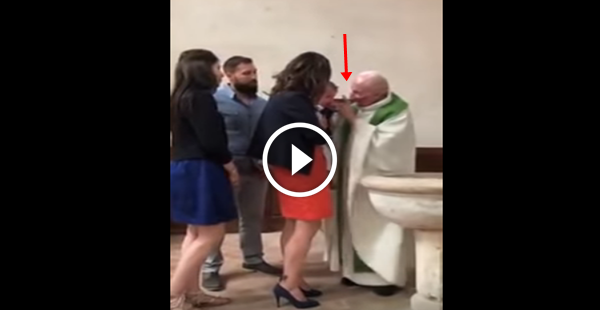 Padre lokão deu um tapa na cara do bebê durante o batismo