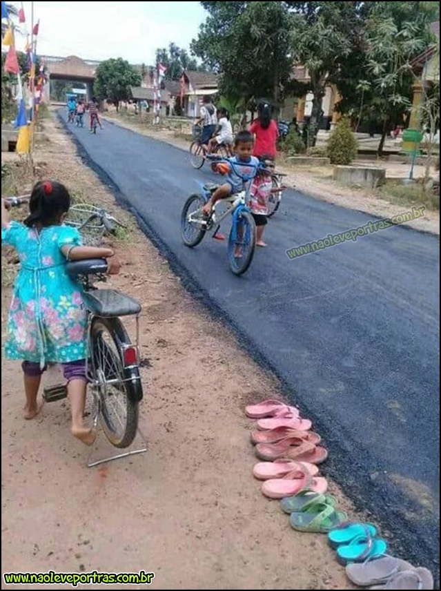 Crianças de região humilde brincando pela primeira vez no asfalto