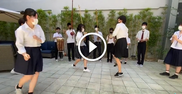 Japoneses jogando capoeira, é a coisa mais aleatório que vc verá hoje!
